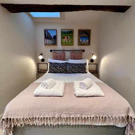 The Lion At West Pennard Hotel Exterior photo A bedroom at the hotel