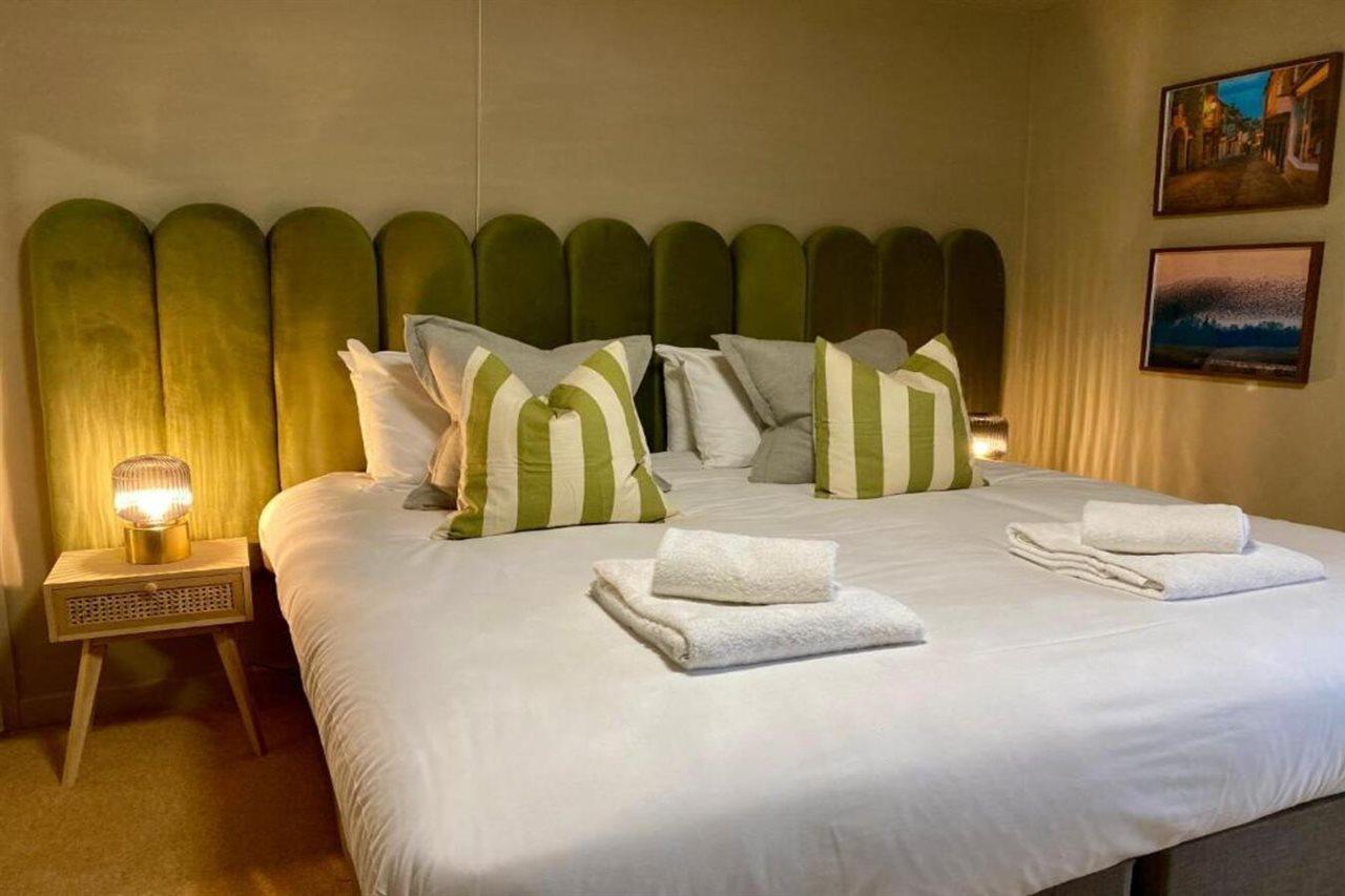 The Lion At West Pennard Hotel Exterior photo A bedroom at the hotel