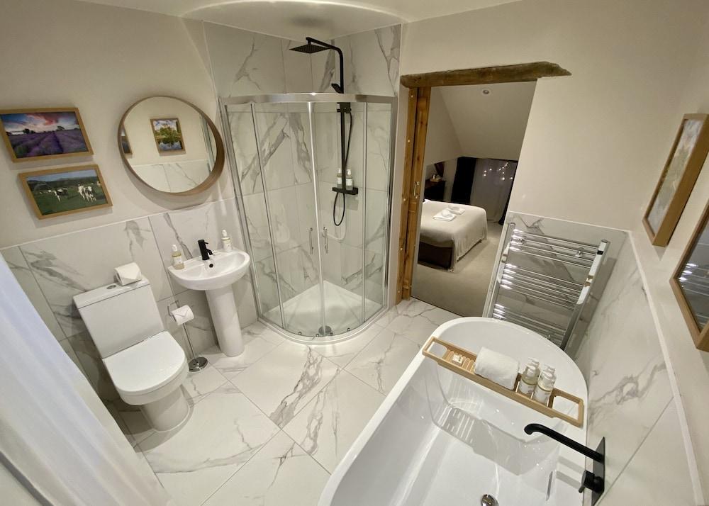 The Lion At West Pennard Hotel Exterior photo Bathroom with shower enclosure