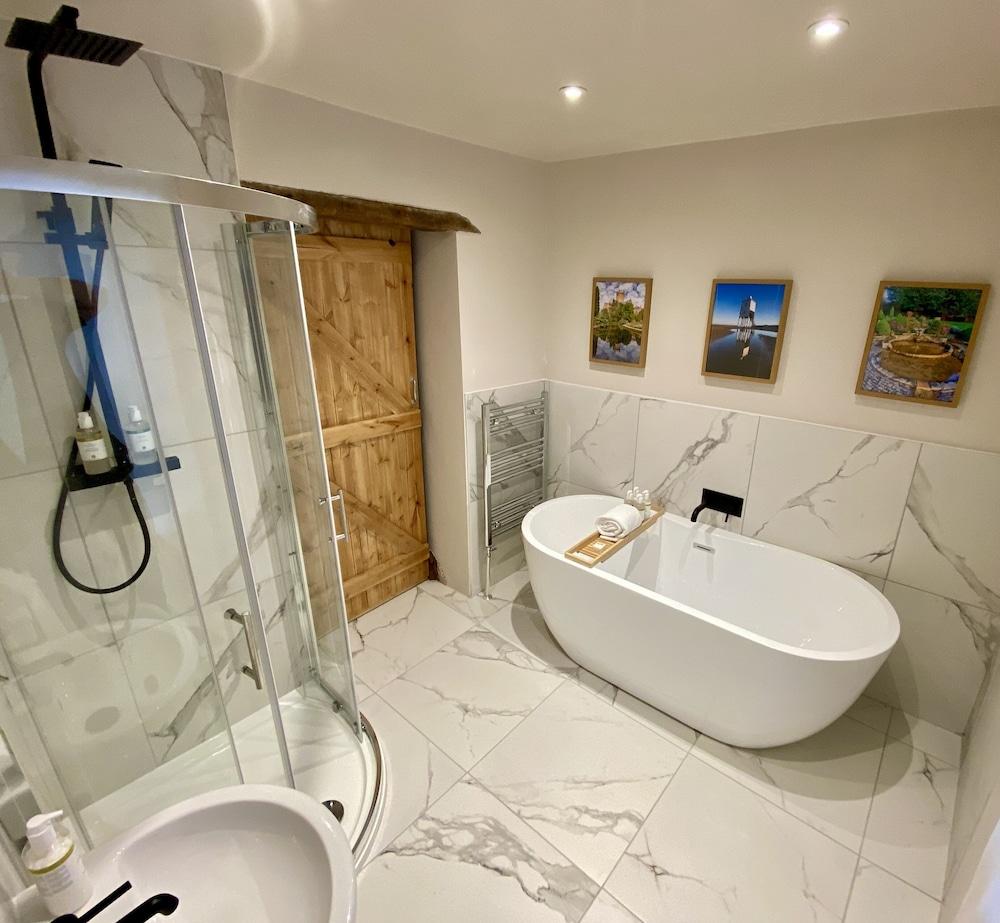 The Lion At West Pennard Hotel Exterior photo Bathroom with shower enclosure and freestanding bath