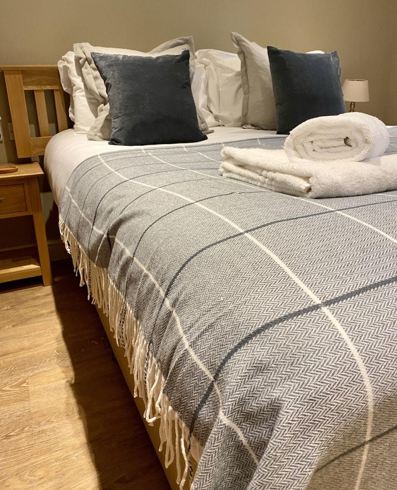 The Lion At West Pennard Hotel Exterior photo A bed with a throw