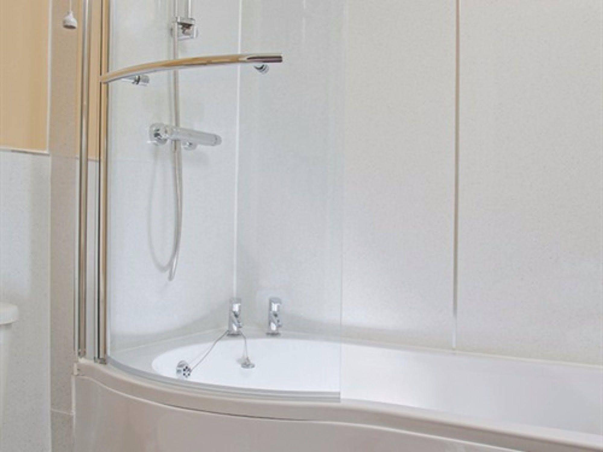 The Lion At West Pennard Hotel Exterior photo A shower bath